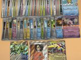 beaucoup de cartes pokemon sur la table