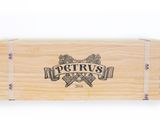 gros plan d'une boîte en bois portant un logo