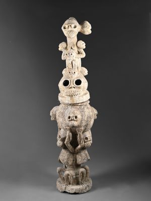 une statue blanche surmontée d'un oiseau