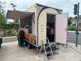 un petit food truck garé au bord de la route