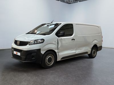 une photo d'une camionnette blanche garée dans un showroom