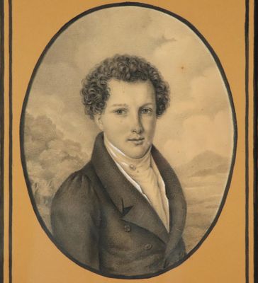 portrait d'un homme aux cheveux bouclés, vêtu d'un manteau marron