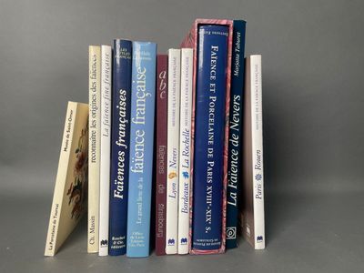 plusieurs livres sont empilés sur une surface grise