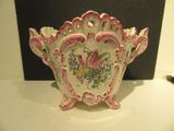 un bol rose et blanc orné d'un motif floral