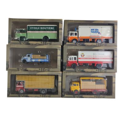 quatre modèles différents de camions miniatures dans une vitrine
