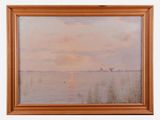 une peinture à l'huile représentant un coucher de soleil sur une étendue d'eau
