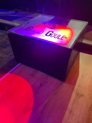 une table sur laquelle est posé un panneau lumineux
