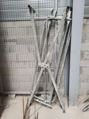 un tas de poteaux métalliques appuyés contre un mur