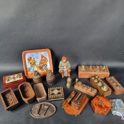 de nombreux objets différents posés sur une table