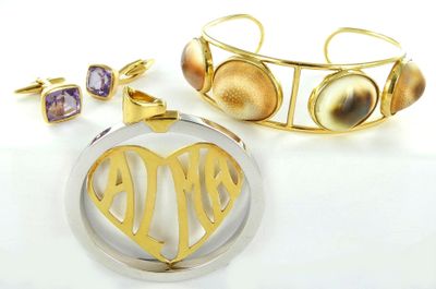 deux bijoux en or et en argent portant un monogramme