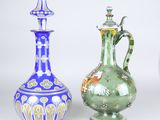 trois vases de couleurs différentes posés les uns à côté des autres sur une surface blanche