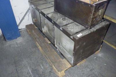 une grande caisse métallique posée sur une palette