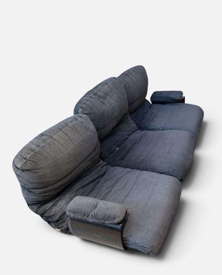 une photo d'un canapé sur lequel est posé un fauteuil inclinable