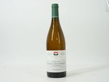 une bouteille de vin posée sur une table