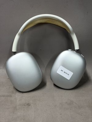 un casque posé sur une table