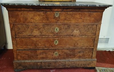 Commode formant secrétaire ouvrant à quatre tiroirs, en bois…