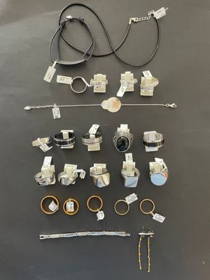many different types of electrical wires and wires on the table