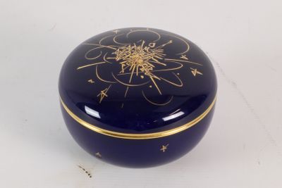 une boîte bleue ornée d'un motif en forme d'étoile dorée