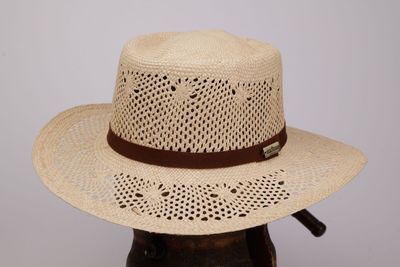 une photo d'un chapeau de paille orné d'un ruban en cuir