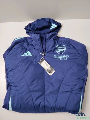 un gros plan sur une veste bleue avec une étiquette