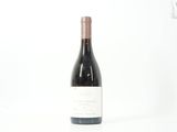 une bouteille de vin posée sur une table