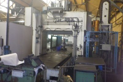 une photo d'une usine avec une machine et un rouleau de papier
