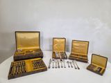 beaucoup d'argenterie dans un coffret sur une table