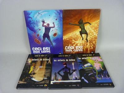 trois livres de poche d'une série de romans de science-fiction posés sur une surface blanche
