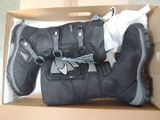 une boîte contenant une paire de bottes et un sac