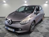 la voiture grise est garée sur un sol en damier dans le garage