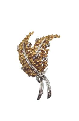 une image représentant une broche ornée d'un bouquet de fleurs