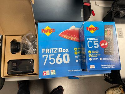 deux boîtes de nourriture posées l'une à côté de l'autre sur une table