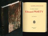 deux livres posés l'un à côté de l'autre sur une table