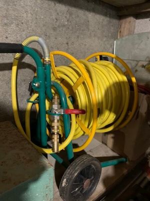 un tuyau raccordé à un chariot dans le garage