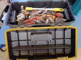 de nombreux outils dans une boîte en plastique posée sur une table bleue