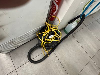 un cordon jaune qui s'est emmêlé jusqu'au sol