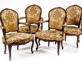 lot de quatre fauteuils de style Louis XV avec assises rembourrées à motifs floraux