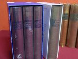 plusieurs livres sont alignés sur une table