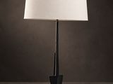 une lampe de table noire surmontée d'un abat-jour blanc