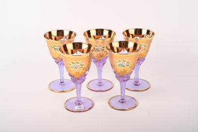 verres à vin violets et dorés, avec des bords dorés, posés sur une surface blanche