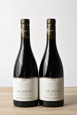 deux bouteilles de vin rouge posées sur une table en bois
