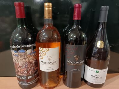 plusieurs bouteilles de vin sont alignées sur un comptoir