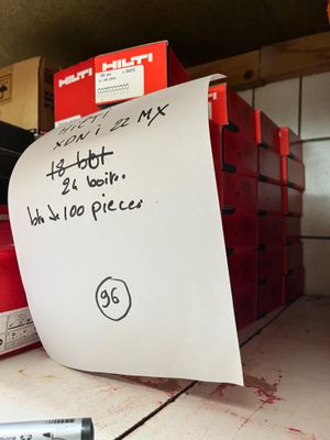 un bout de papier qui a été laissé sur le comptoir