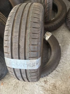des bandes de roulement de pneus et des pneus empilés les uns sur les autres dans un garage