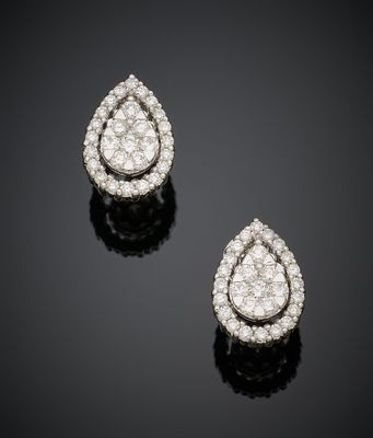 une paire de boucles d'oreilles à clip en diamant