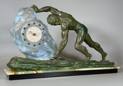 statue d'un homme tenant une horloge, posée sur un socle en marbre