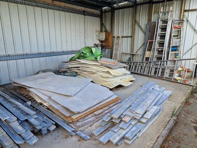 un gros tas de bois dans un garage
