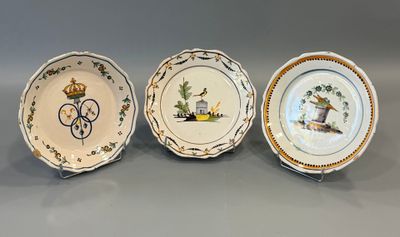trois assiettes en porcelaine ornées de motifs, posées sur une table