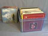 beaucoup de disques vinyles dans une boîte en plastique