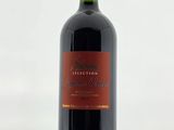 la bouteille de vin rouge est posée sur la table